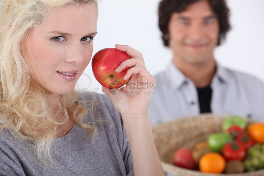 吃苹果的年轻女人蔬菜幸福女性厨房夫妻橙子丈夫玻璃营养男人图片