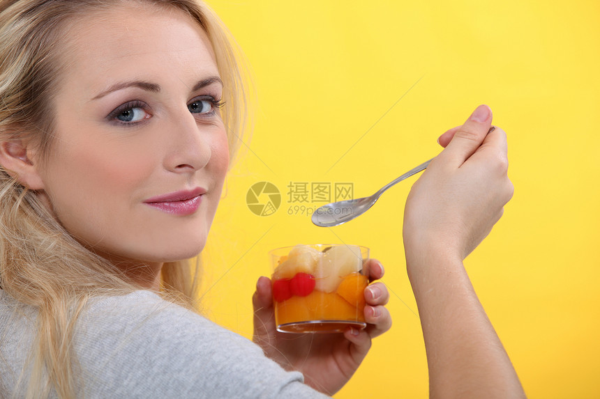 金发女人吃水果鸡尾酒眼睛食物灰色杯子勺子甜点手指视图文件小吃图片