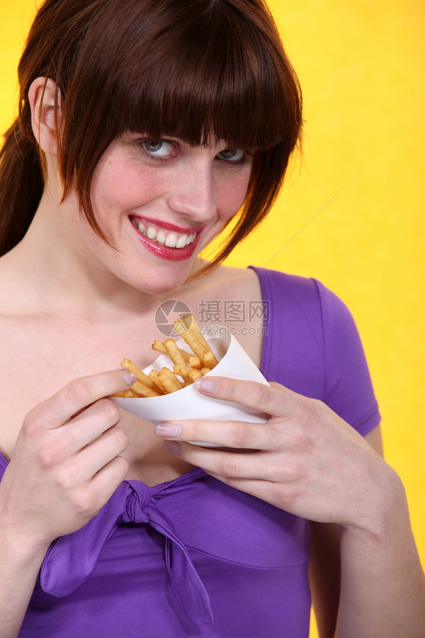 女人吃薯片海滨化合物筹码食物海滩油炸饮食传统女士假期图片