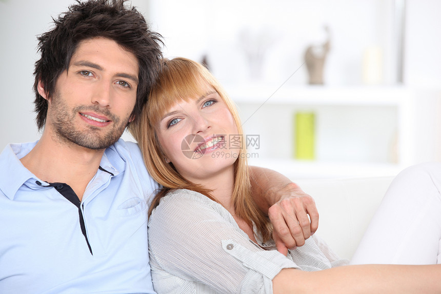 一对年轻夫妇的肖像友谊异性女士快乐兄弟家庭蜜月成人男性袖子图片