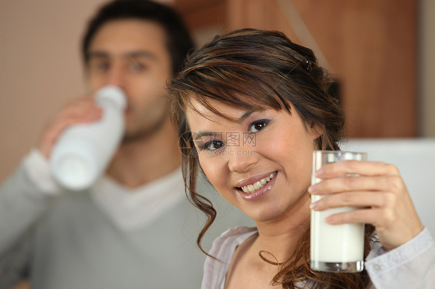 喝牛奶的一对夫妇营养素女士口渴水壶吞咽厨房茶点塑料奶制品营养图片