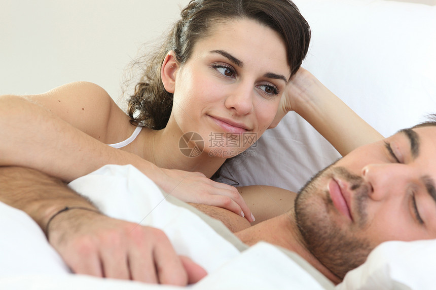 妇女观看其伴侣睡觉图片