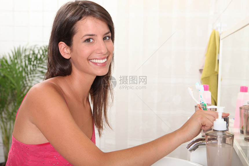 年轻女人刷牙的女青年健康牙刷淋浴女士毛巾打扫女孩刷子牙齿口腔图片