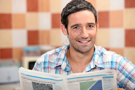 男人在厨房看报纸的时候男性成人公报杂志审查报纸期刊阅读背景图片