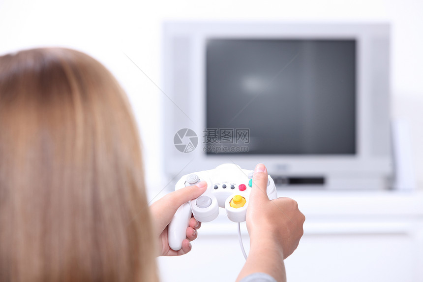 妇女玩电子游戏女性视频男性展示游戏技术监视器安慰长椅电视图片