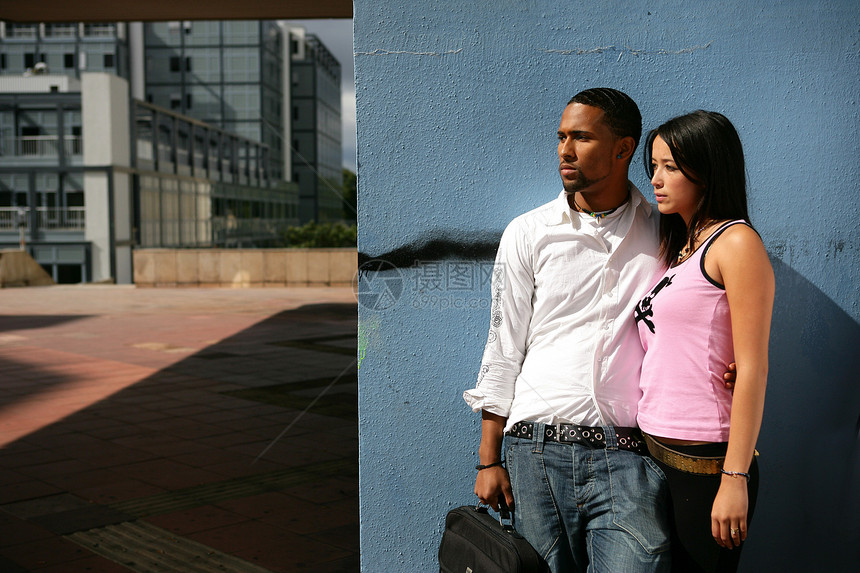 情侣站在墙壁上男生男性毛衣男人夫妻城市街道头发女性青少年图片