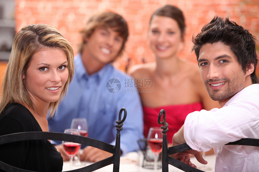 朋友用餐女士男人玻璃玫瑰情侣裙子午餐微笑白色食物图片