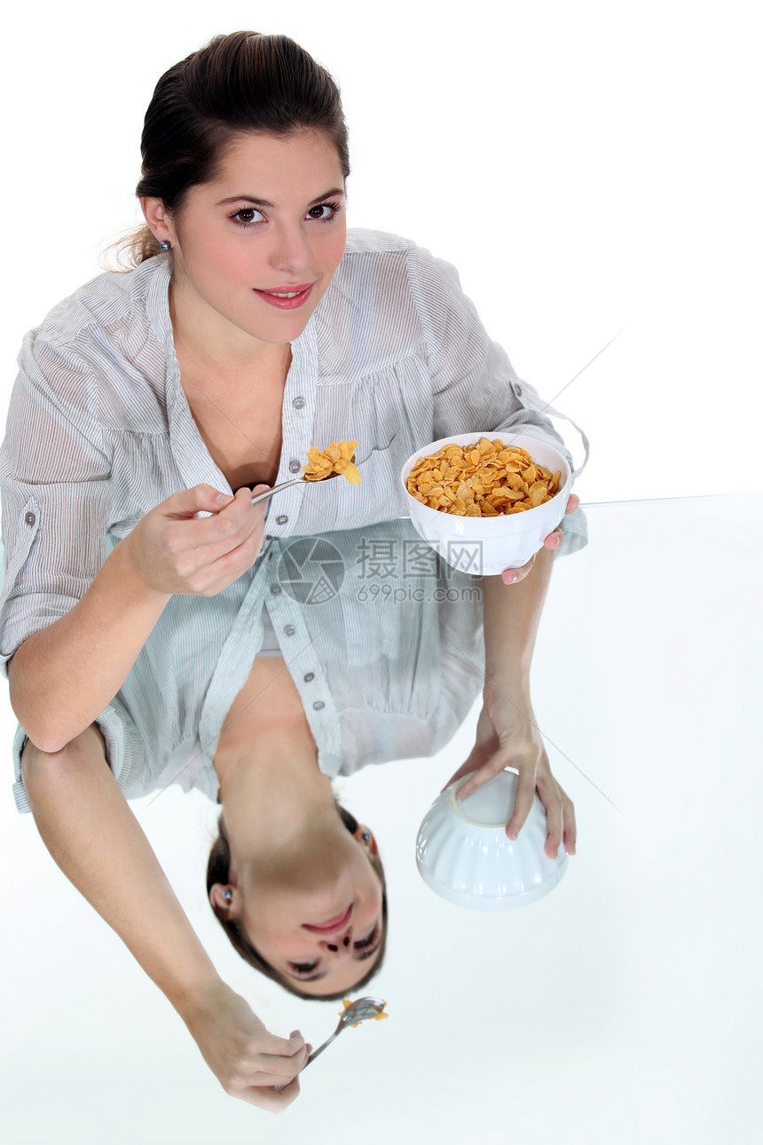 女人吃一碗麦子图片