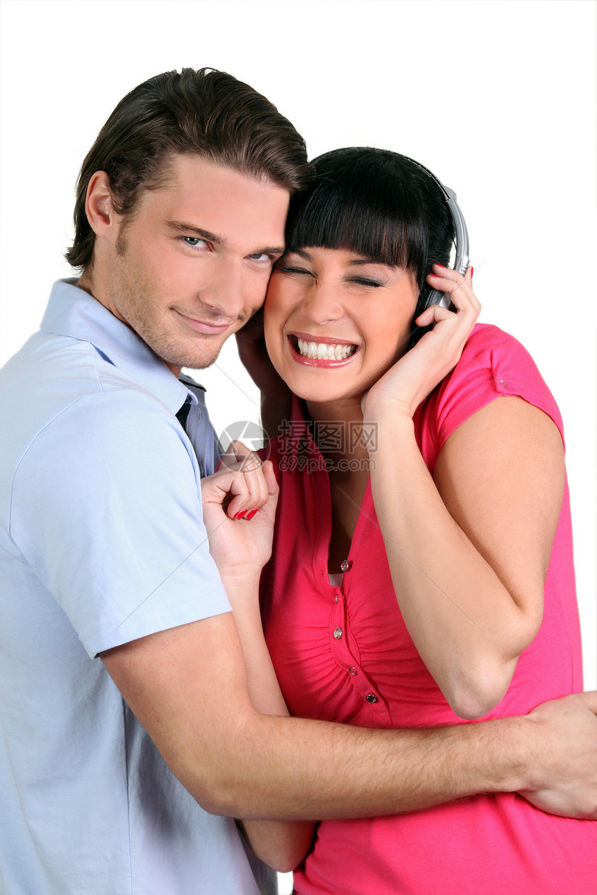 年轻夫妇用耳机收听音乐图片