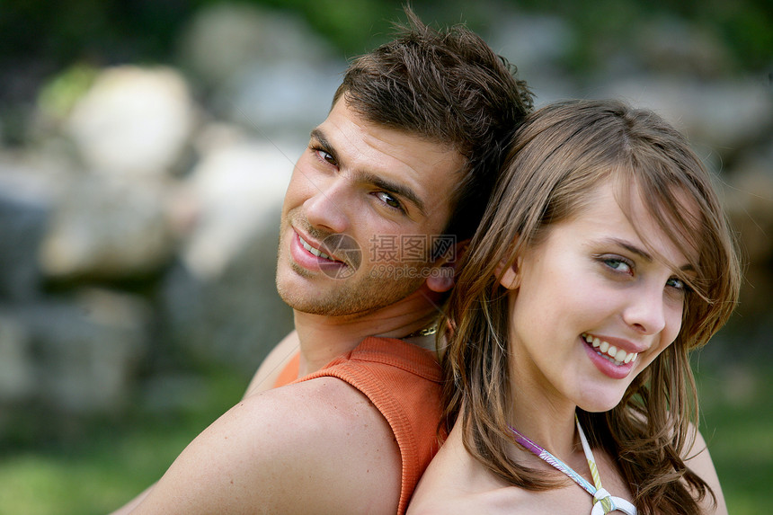 微笑的年轻夫妇的肖像女士恋人力量男性活力幸福家庭女朋友女性两人图片