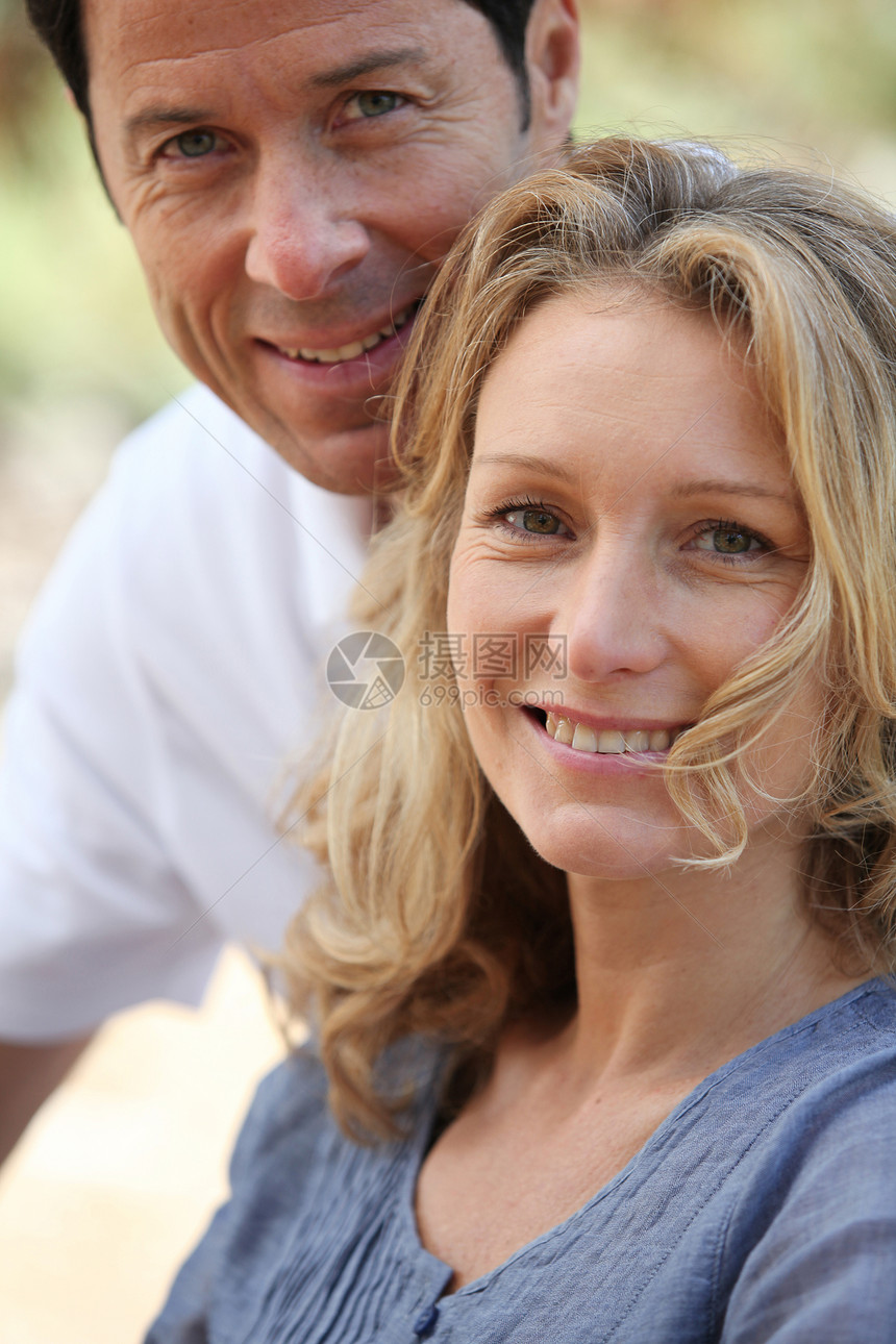 几个女性白色伙伴头发男人女士妻子金发卷曲微笑图片
