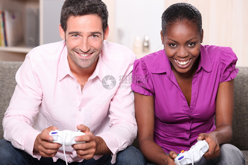 玩游戏的情侣游戏女性安慰乐趣房子专注男朋友娱乐男人电子客厅图片