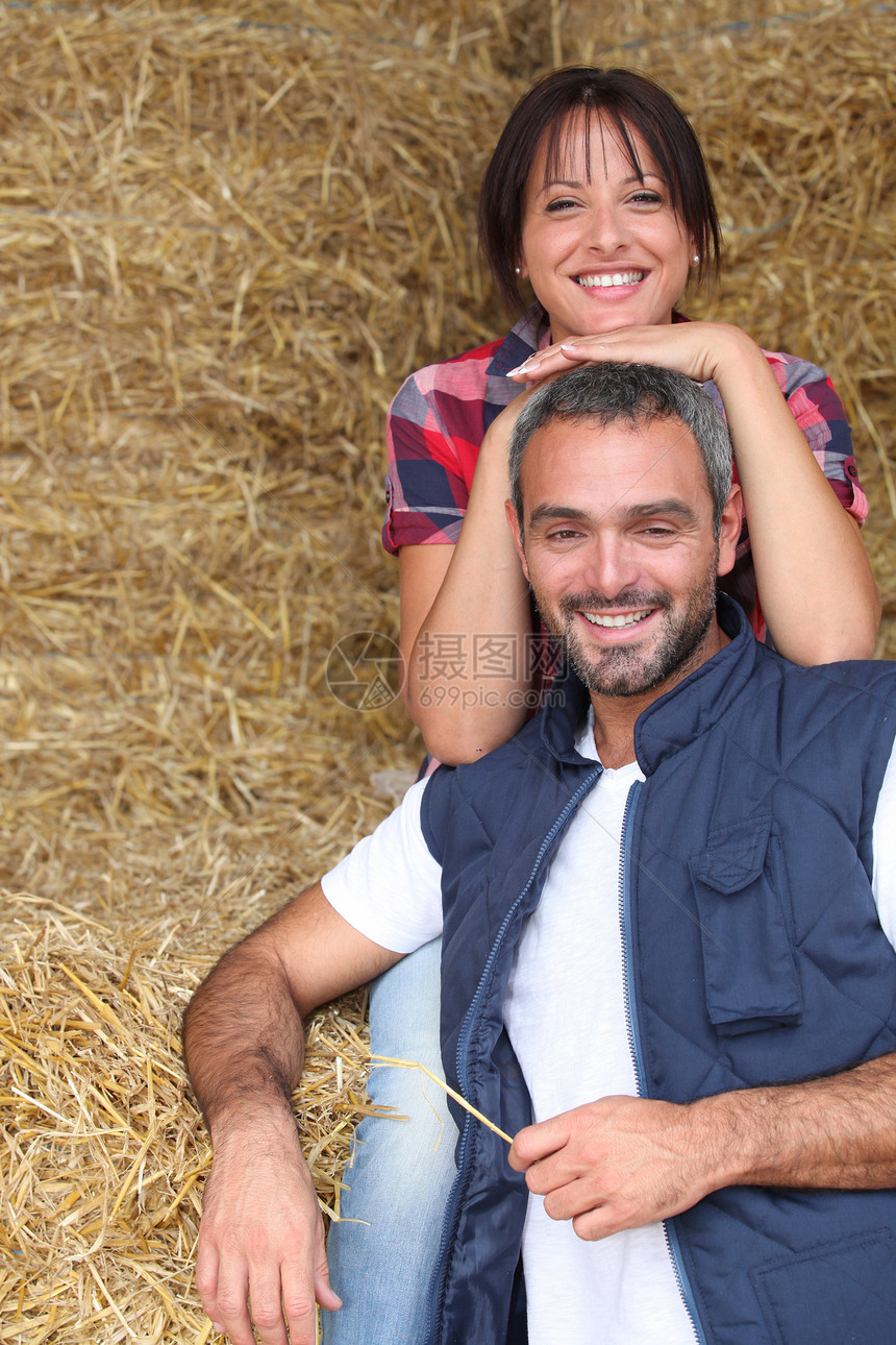 农夫夫妇坐在干草中图片