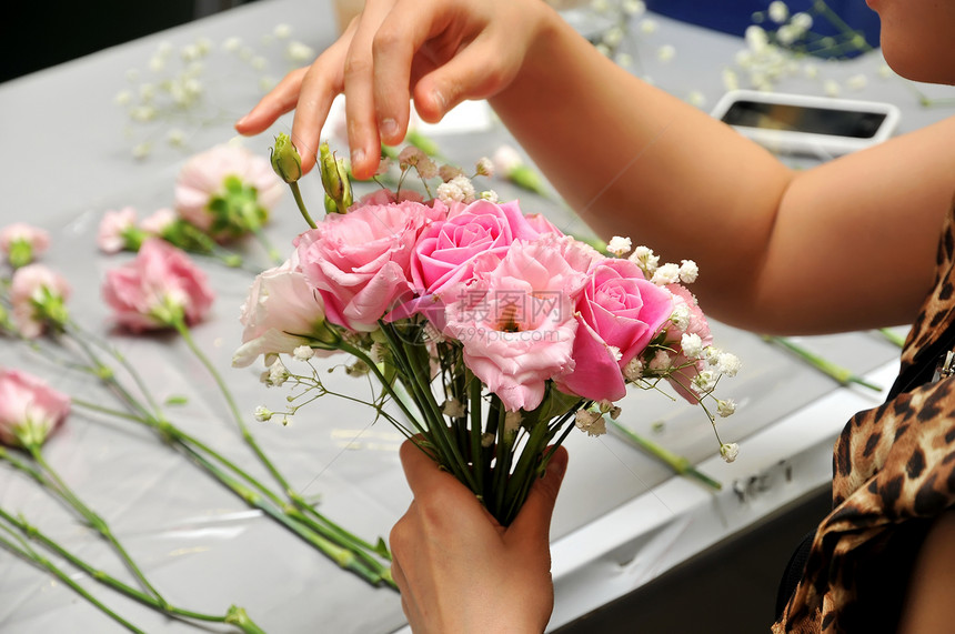 手制作花束花朵美丽女士花店玫瑰花瓣叶子礼物植物庆典图片