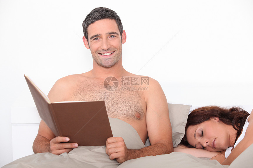男人睡觉时在床上看书图片