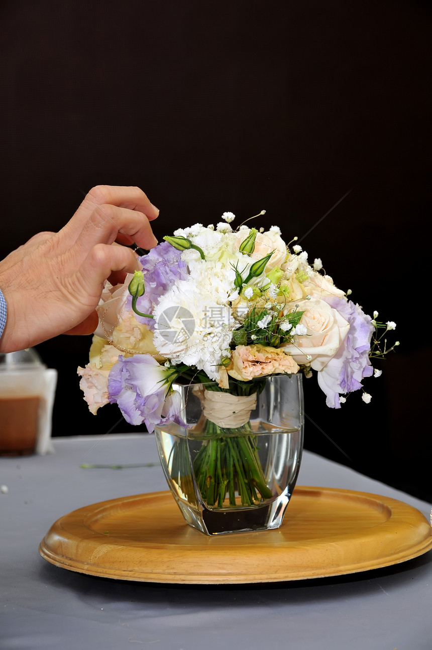 手制作花束花朵庆典女士叶子植物礼物花店玫瑰女性花瓣图片