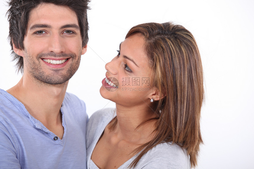 在演播室拥抱的情侣拥抱女士幸福女性微笑白色夫妻家庭男人喜悦恋人图片