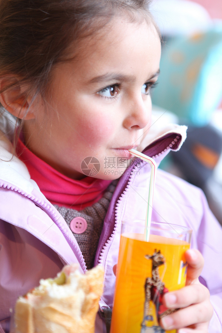 小女孩喝橘子汁 用稻草图片