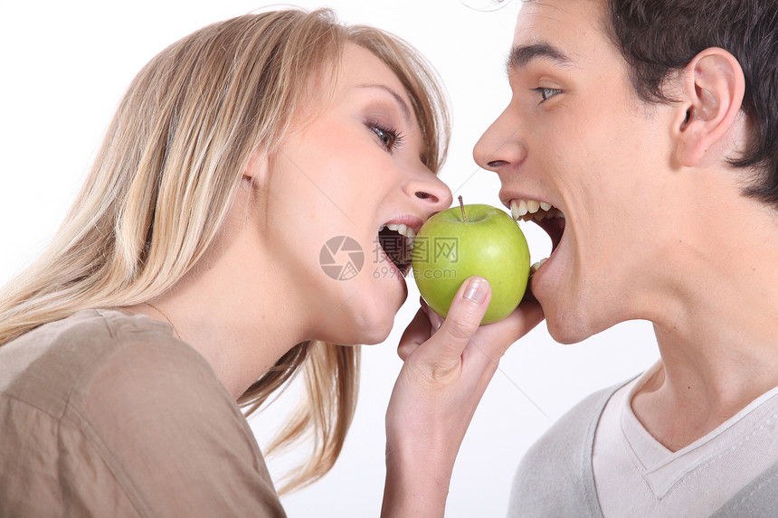 咬入绿苹果的情侣图片