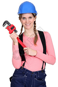 一名女性建筑工人拿着扳手建造商业肩膀修理女孩修理工工具交易工作工人背景图片