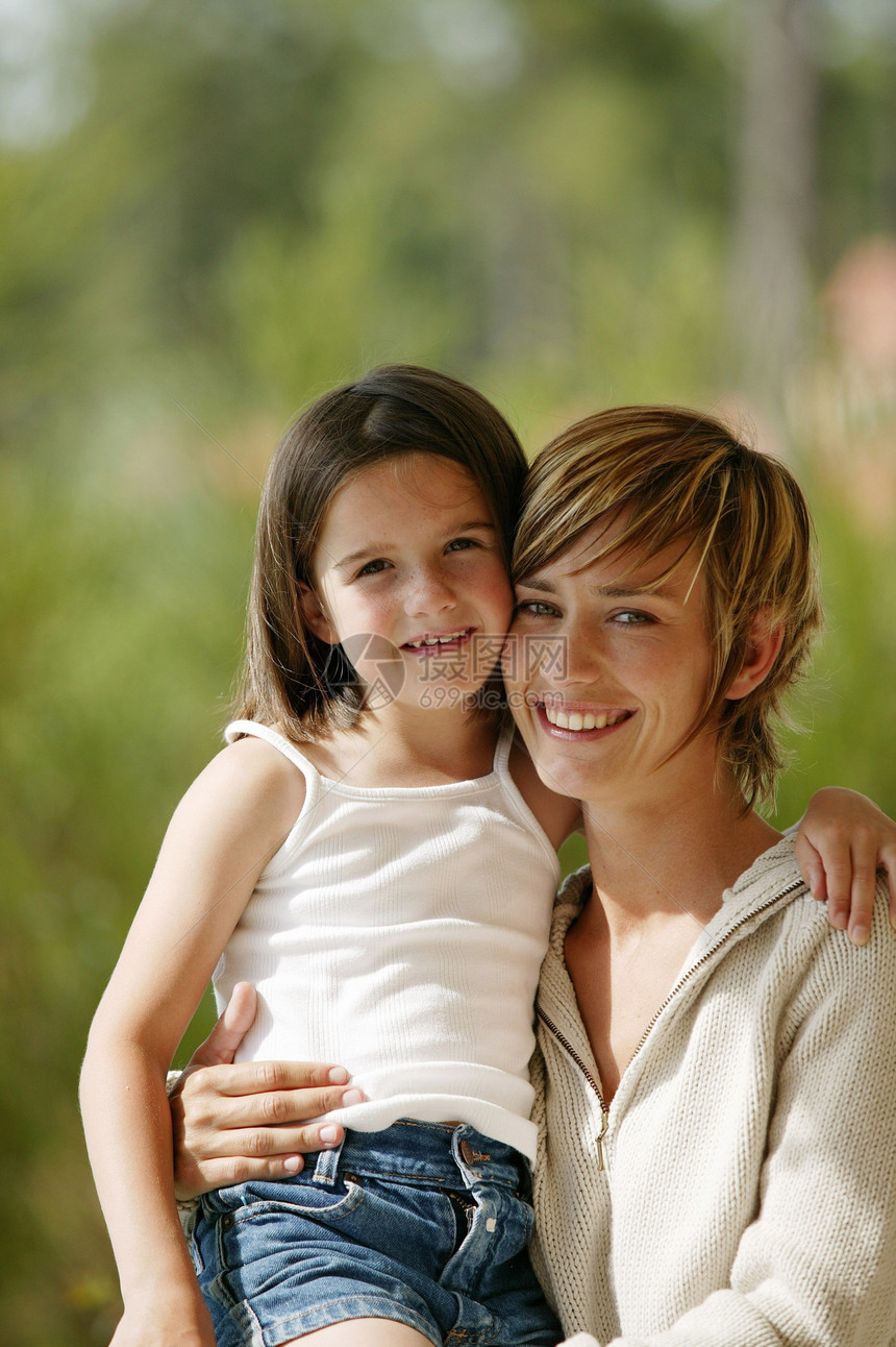 母亲和女儿在公园里微笑农村花园拥抱女性感情家庭两个人亲热孩子图片