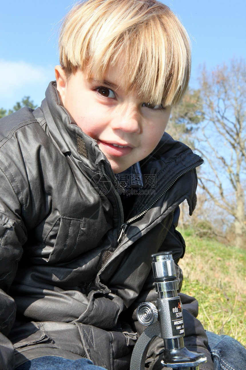 外出有显微镜的年轻男孩图片