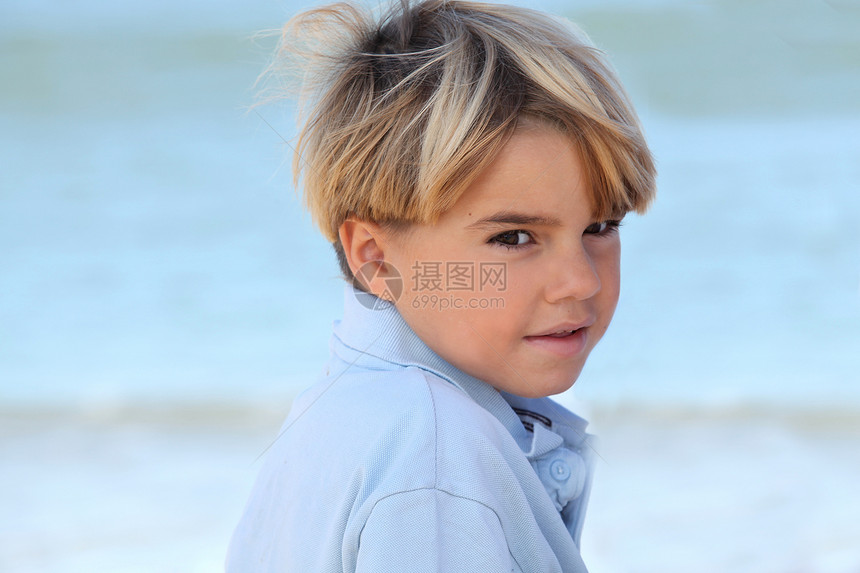 小男孩在沙滩上放松图片