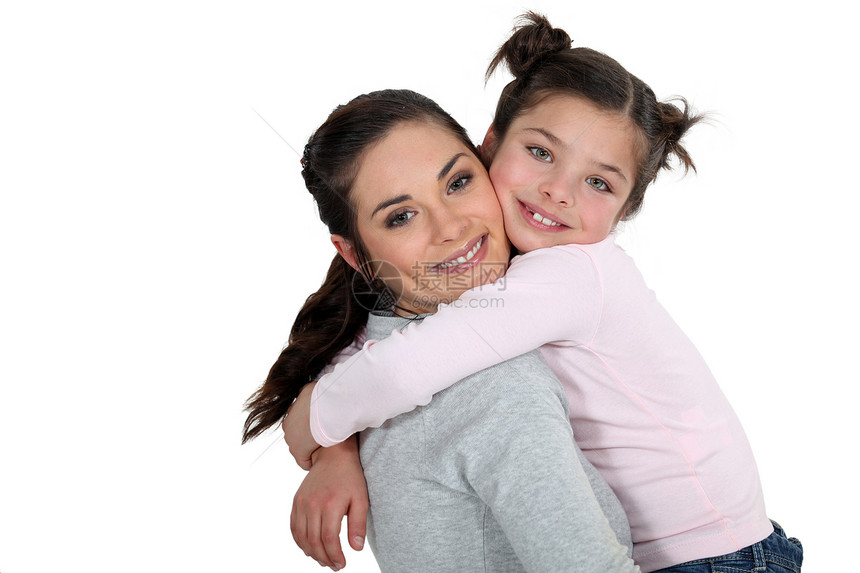 母亲和女儿拥抱孩子幸福母性微笑生活乐趣育儿家庭快乐女性图片