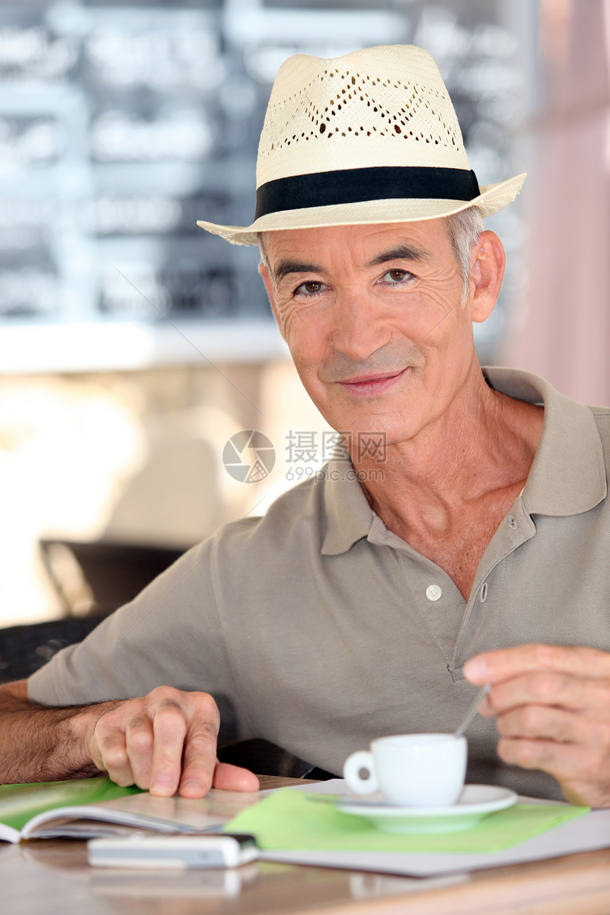 老年人在露台喝咖啡图片