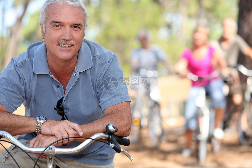 与朋友一起骑自行车的退休人员图片