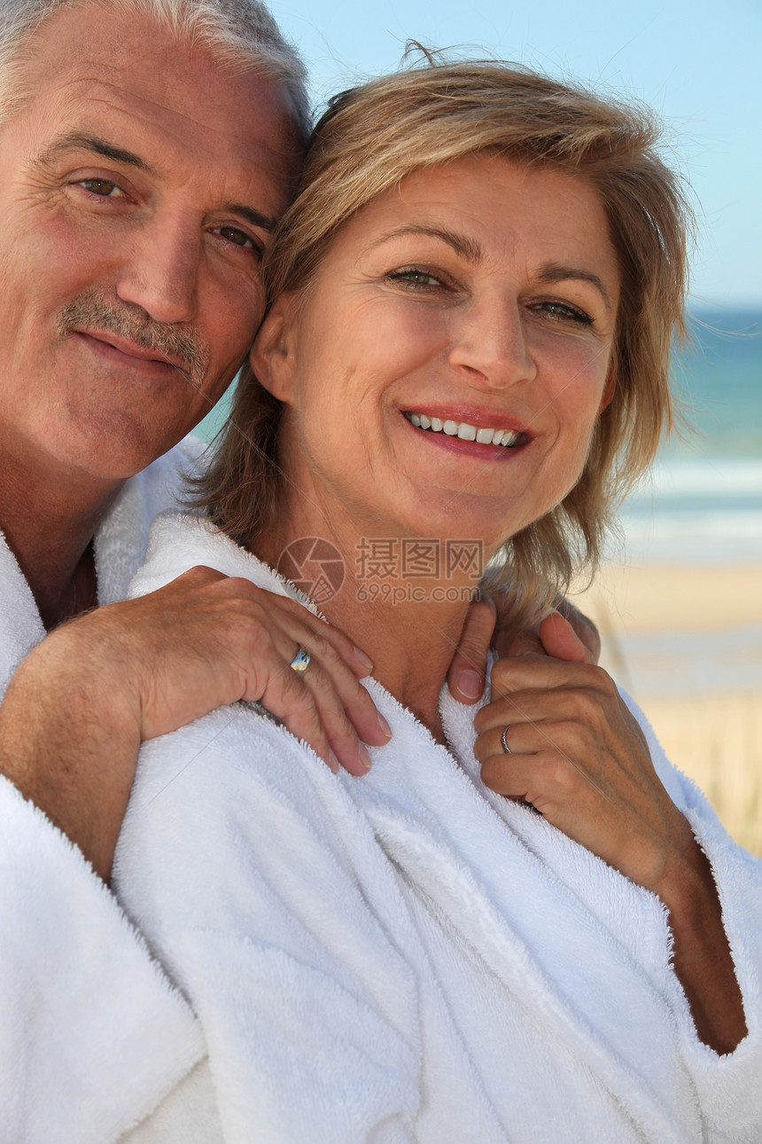 海滩上中年夫妇图片