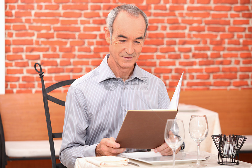 男人在餐厅看菜单的时候图片