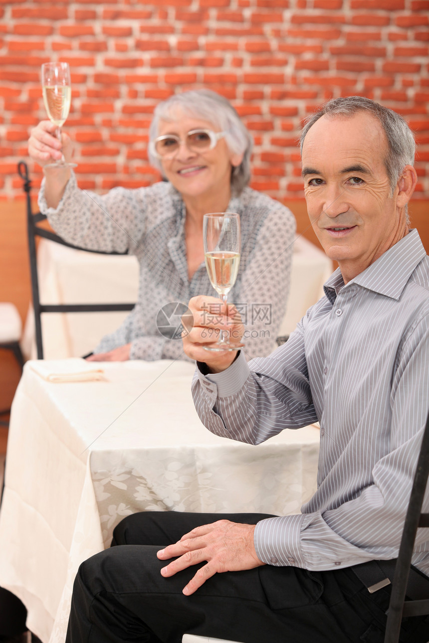年长夫妇饮香槟丈夫父母祖母祖父母玻璃祖父周年庆典饮料钻石图片