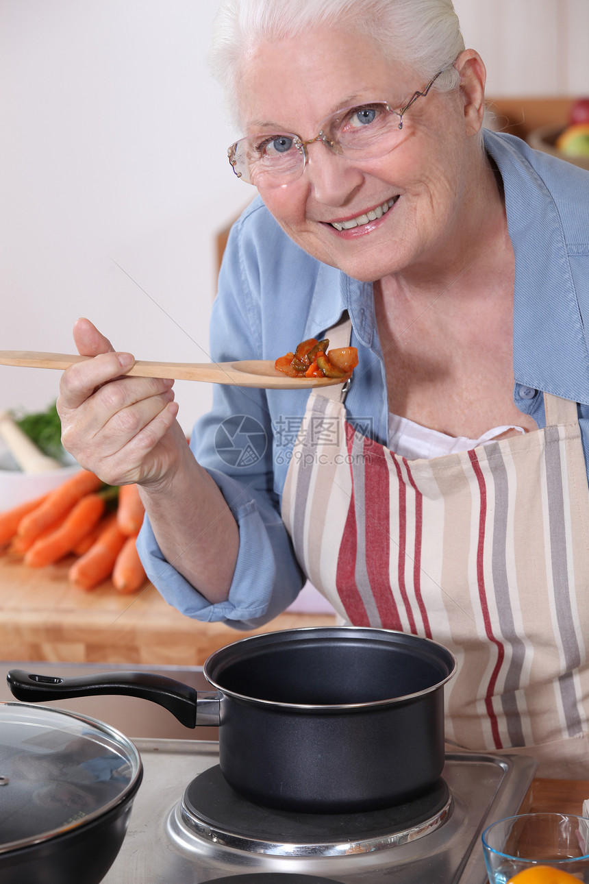 做饭的老妇人图片