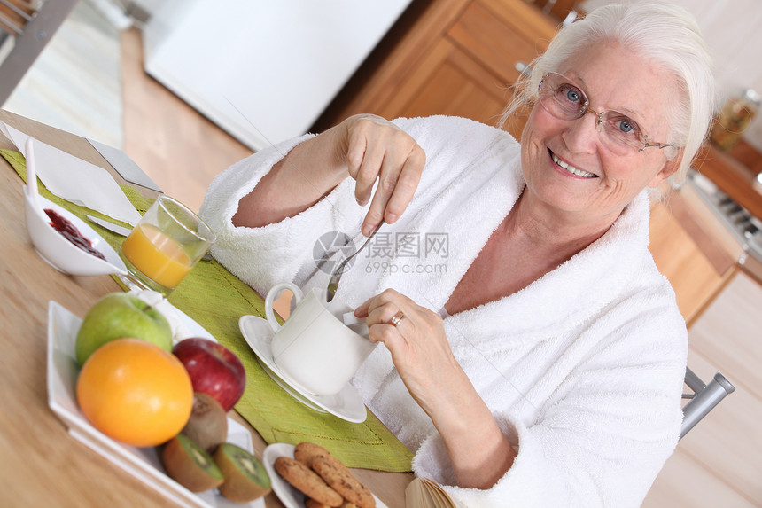 年长妇女吃早餐活力饼干水果营养柚子退休女士中年奇异果卫生图片