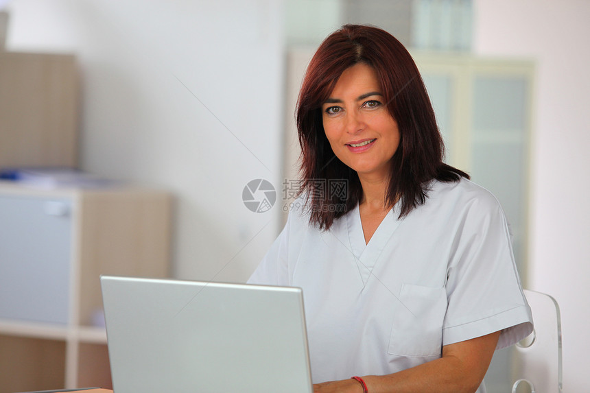 妇女在家里使用膝上型电脑电子邮件乐趣沙发微笑女士办公笔记本地面技术房间图片