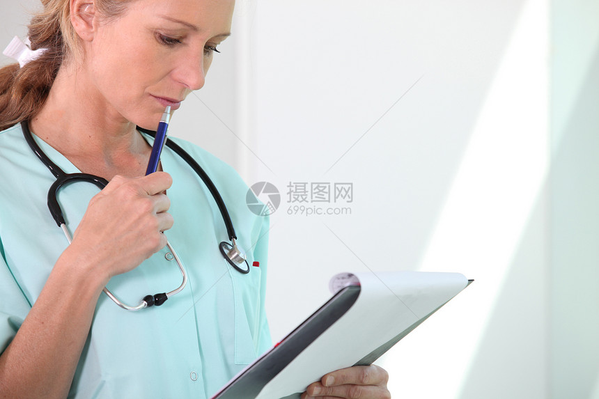 持有剪贴板的护士文件沉思测试视图诊所医院诊断配置女士治愈图片