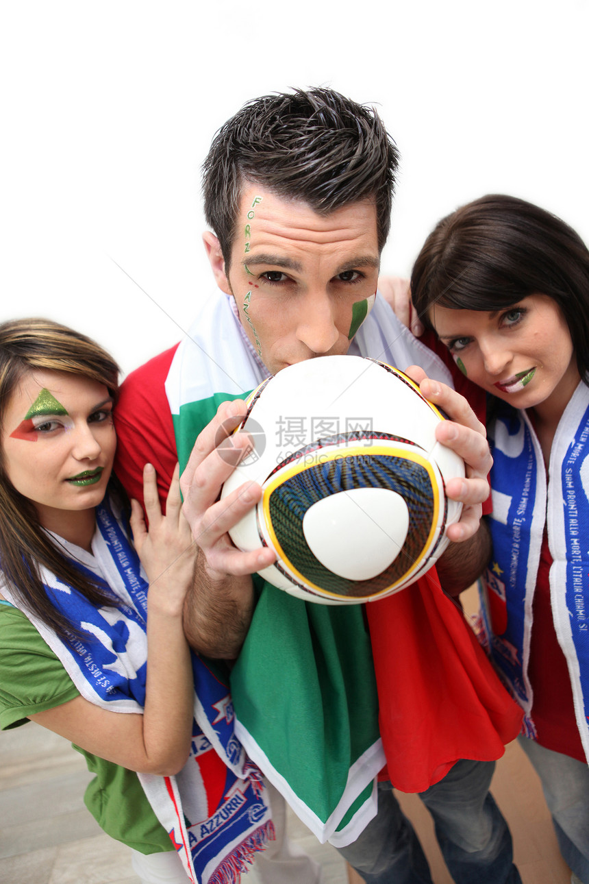 3名意大利足球支持者旗帜男人国家手势红色团队女孩微笑女士乐趣图片