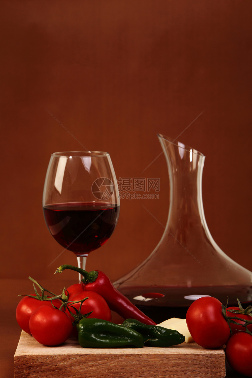 棕色背景的红酒玻璃食物庆典奢华派对托盘生活盘子桌子餐厅图片