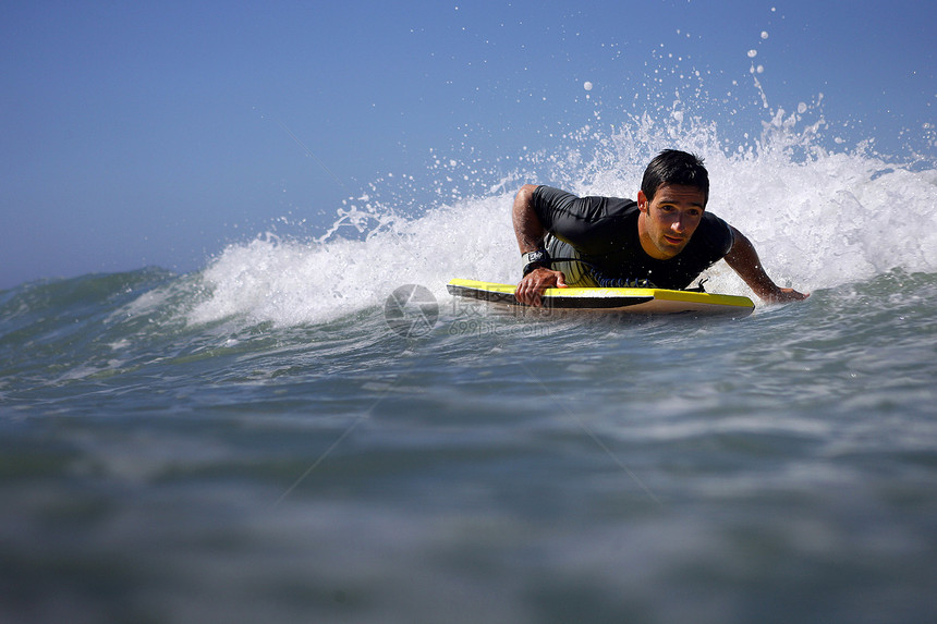 人冲浪碰撞乐趣海滩运动娱乐锻炼男性蓝色海洋冲浪者图片