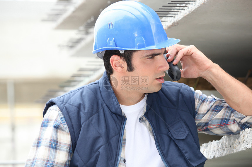 手机上的构建器老板棕色建筑师工作负责人电话架设者男性安全帽子图片