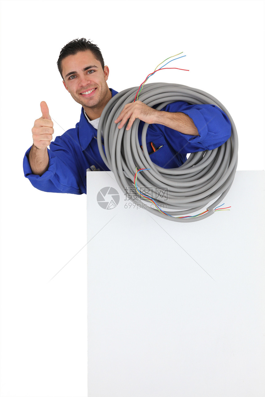 有长电缆的电工 举起拇指图片
