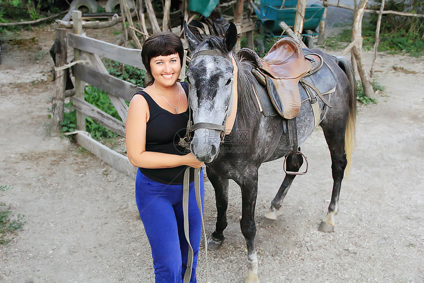 带着马的快乐笑容的女人皮肤村庄休假打扫宠物动物微笑乡村哺乳动物喜悦图片