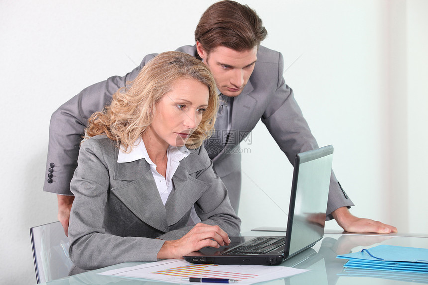 配备膝上型计算机的行政首长棕色电脑个人成功职业团队办公室合作者女士中年人图片