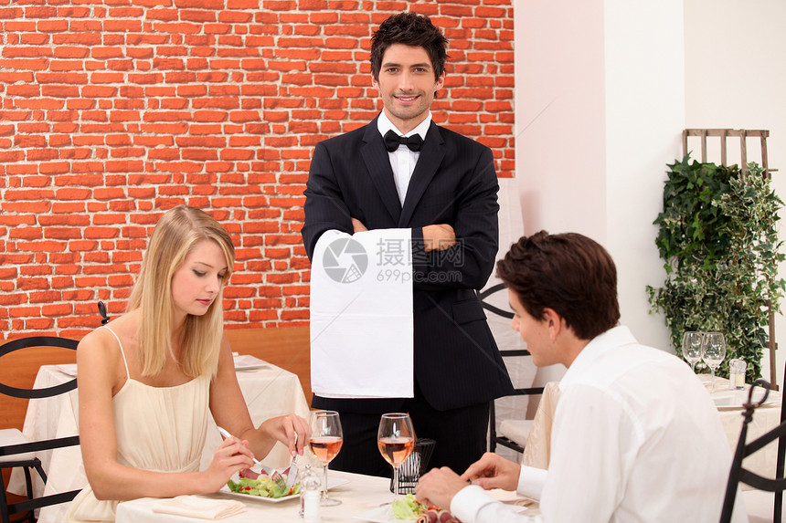 享受浪漫晚餐的情侣刀具套装男人男朋友餐厅女朋友生日服务订婚女士图片