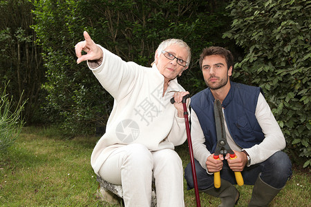 园里的男女老少树木剪子男人祖母工作帮助女士老年服务孙子背景图片