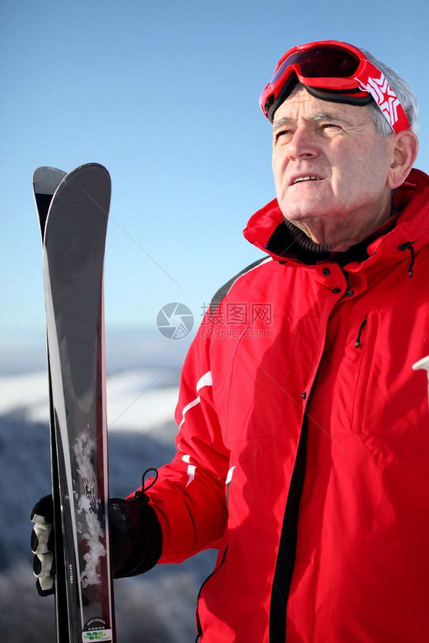 年长男子在山上滑雪图片