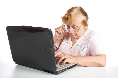 戴眼镜的老太婆看屏幕笔记本电脑眼镜学习医学女士爱好祖母老年背景图片