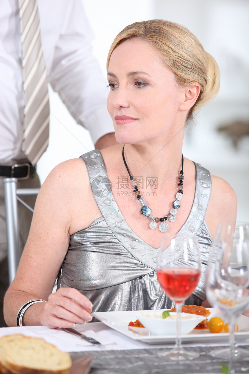 餐馆里的女人餐厅午餐女性白色女士配置庆典视图文件金发图片