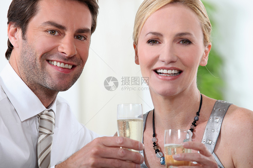 在派对上情侣邀请函微笑女朋友客厅客人男人帮凶纪念日新年饮料图片
